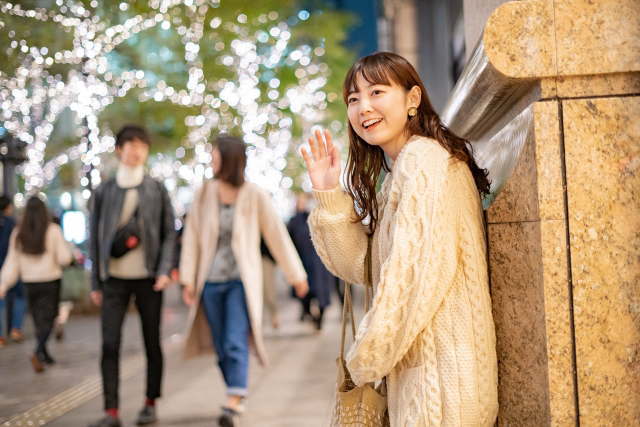 男性客と待ち合わせをするデリヘル嬢