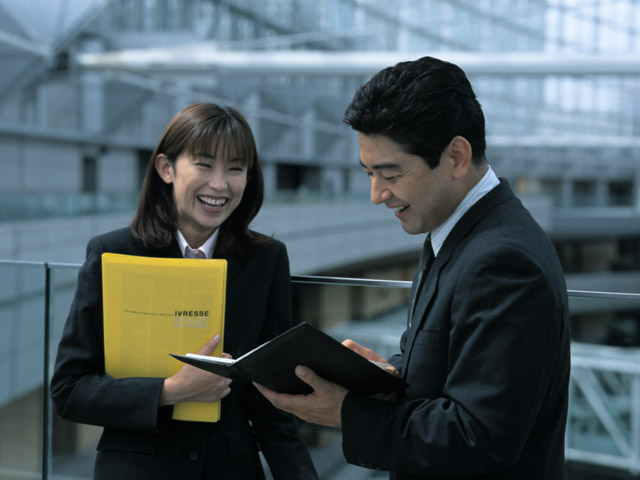 上司の男性社員と部下の女性社員