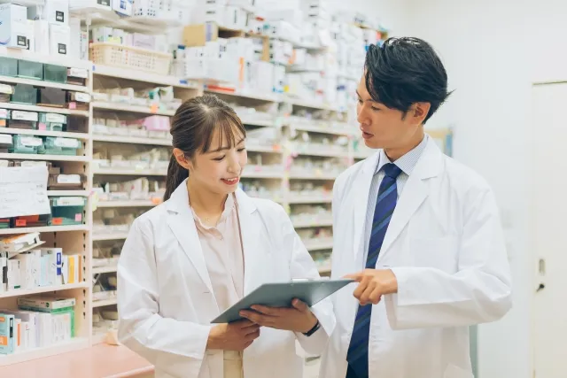 不倫関係にある男性医師と女性薬剤師