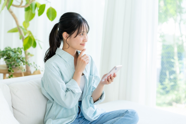 マッチングアプリと知り合った交際男性と連絡をする女性